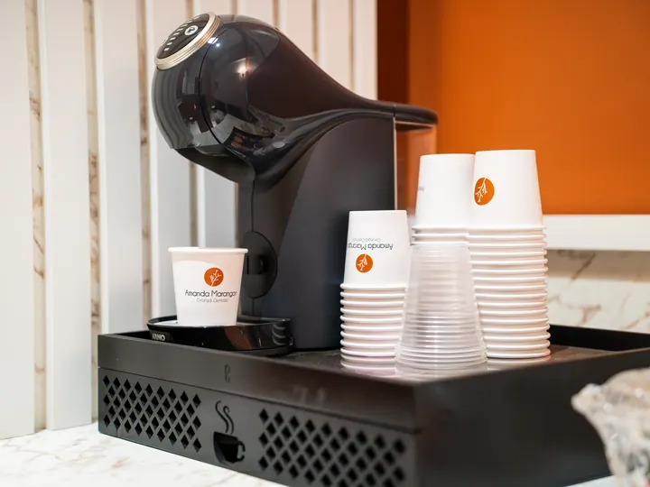 Espaço de café para pacientes na clínica odontológica em Cuiabá